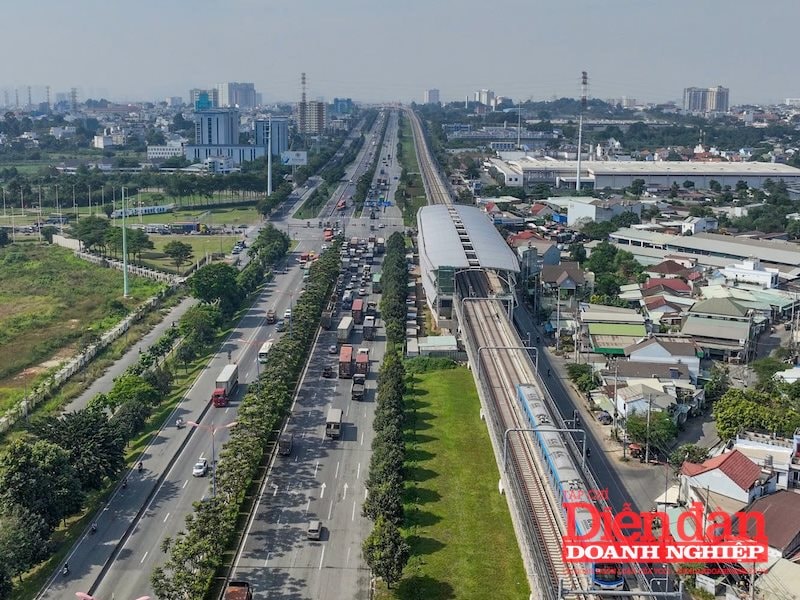Theo báo cáo nghiên cứu tiền khả thi, tuyến metro số 1 (TP Mới - Suối Tiên) của tỉnh Bình Dương có điểm đầu tại ga S1 (trung tâm thành phố mới Bình Dương) thuộc phường Hòa Phú, TP Thủ Dầu Một. Tổng chiều dài tuyến khoảng 32,43km, đi qua 4 thành phố Tân Uyên, Thủ Dầu Một, Thuận An và Dĩ An.