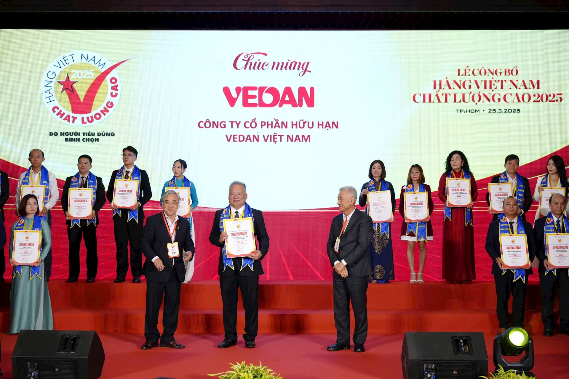 Ông Hwang Fa Jane, đại diện Vedan Việt Nam nhận chứng nhận Hàng Việt Nam chất lượng cao 2025 từ Ban tổ chức