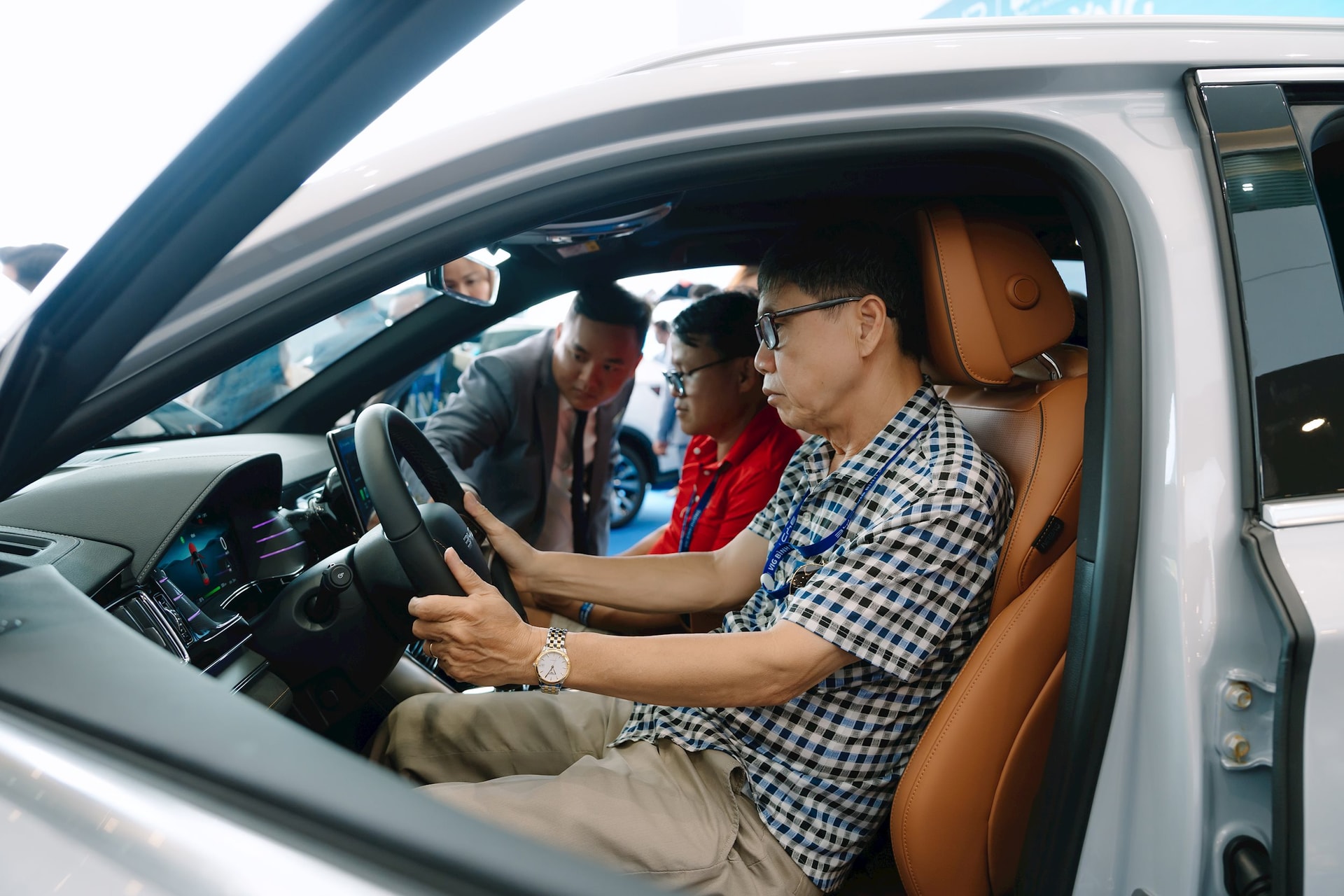 Khách hàng háo hức trải nghiệm xe BYD Sealion6